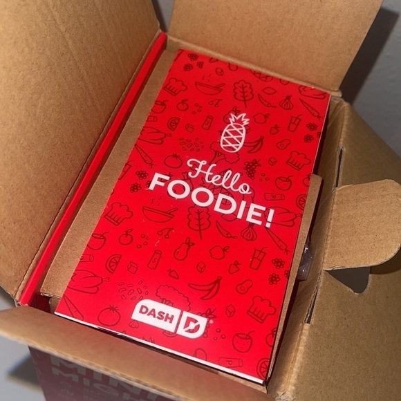 NEW ~ Dash SKULL Mini Waffle Maker 4" Non-Stick Cooking Surface black - Picture 2 of 5